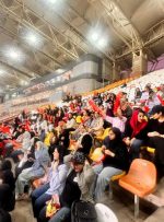 دیدار فولاد و پیکان با حضور بانوان در ورزشگاه انجام شد دیدار فولاد و پیکان با حضور بانوان در ورزشگاه انجام شد