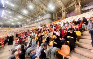 دیدار فولاد و پیکان با حضور بانوان در ورزشگاه انجام شد دیدار فولاد و پیکان با حضور بانوان در ورزشگاه انجام شد