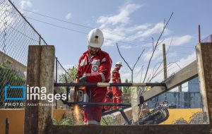 امدادگران هلال احمر با حضور در شرایط سخت ایثارگری می کنند امدادگران هلال احمر با حضور در شرایط سخت ایثارگری می کنند